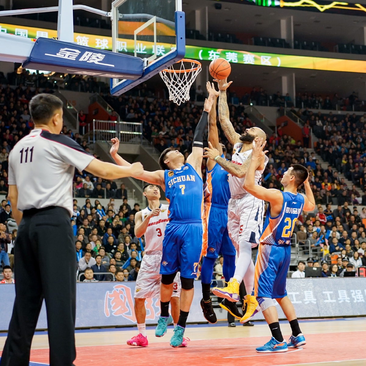 任骏飞接班人！广东男篮18岁小将王洪泽高效砍下15分8板3助攻（广东男篮18岁新星王洪泽高效砍下15分8板3助攻，被誉为任骏飞接班人）