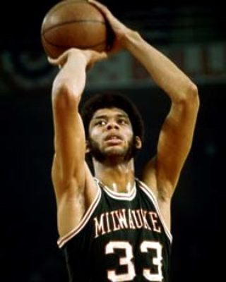 库里又开始浪？离谱传球送失误 助独行侠开场连拿6分（库里又浪了？离谱传球致失误，独行侠开局连得6分）