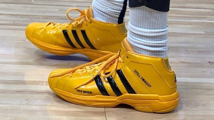 掘金约基奇豪取三双助球队连胜（约基奇揽三双，掘金续写连胜）