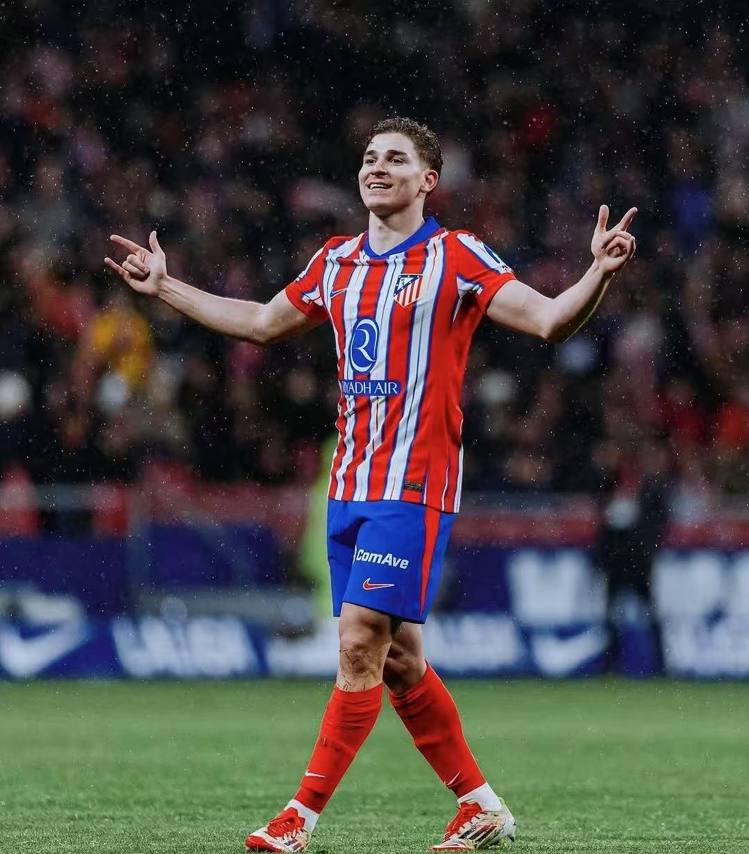 迪玛利亚优雅盘带演绎绿茵华尔兹（迪玛利亚用细腻脚法奏响草场圆舞曲）