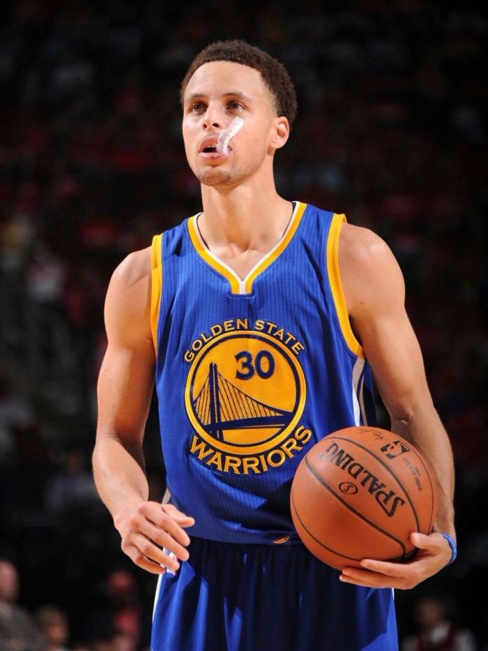 记者：新国足将在来年1月集训，多数30岁以上球员或淡出（新国足明年1月集训启动，30岁以上球员或将逐步淡出）