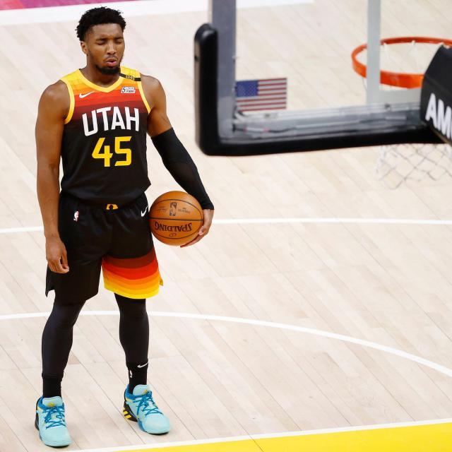 聪明死你了！约基奇球快发不出来了 直接砸奥科吉胳膊上出界（机智到家！约基奇边线发球受阻，直接砸向奥科吉手臂制造出界）