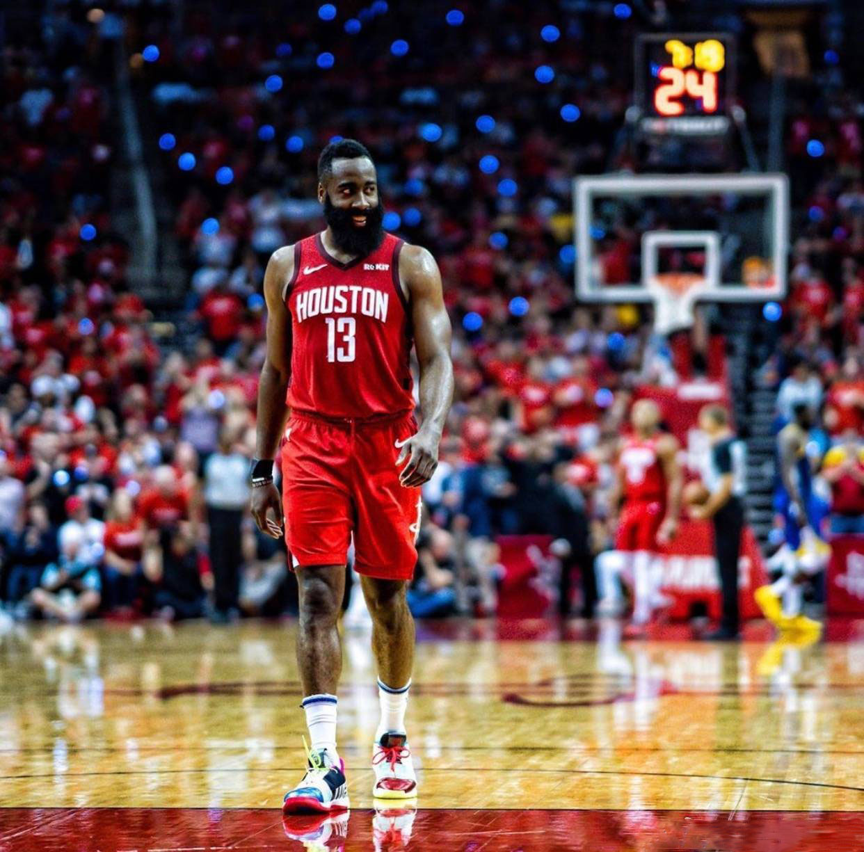 东契奇最新搞笑广告：向博班裁判和Woj道歉 送上签名鞋赔罪（东契奇爆笑新广告：向博班、裁判与Woj致歉，奉上签名球鞋赔礼）