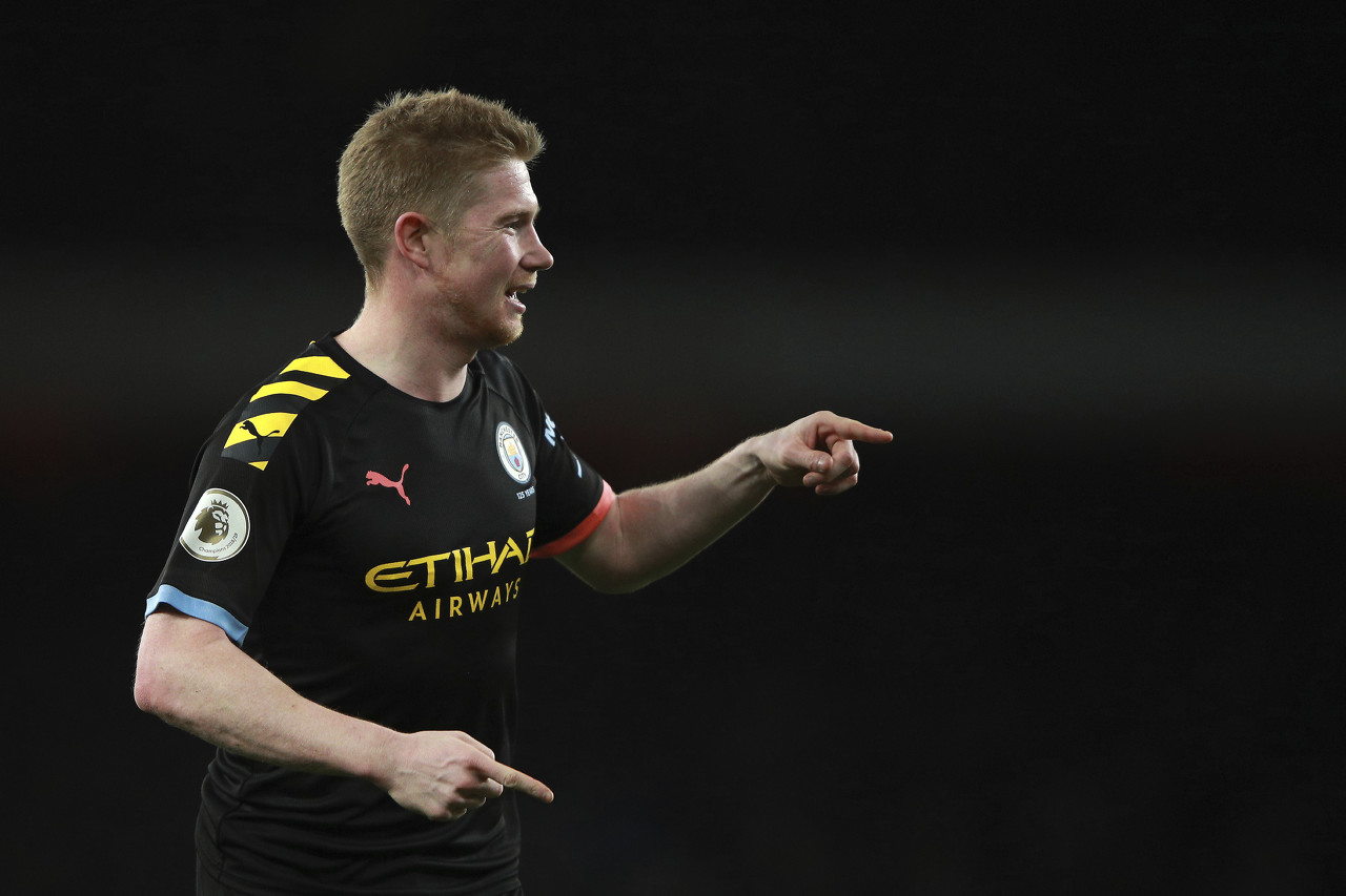 欧冠2-1逆转！巴萨天降神兵：后卫3分钟梅开二度创历史，逼近前八（欧冠2-1翻盘！巴萨奇兵突袭：后卫3分钟梅开二度改写历史，八强在望）