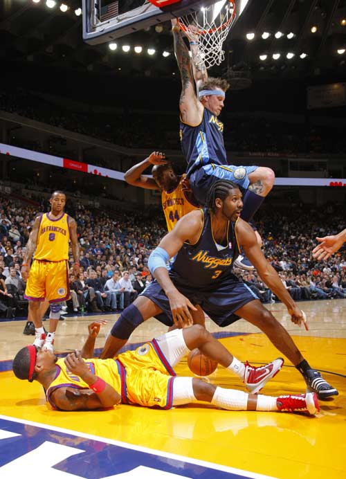 阿伦突破顶倒香农，精彩瞬间引球迷欢呼（阿伦强势突破放倒香农，瞬间引爆球迷欢呼）