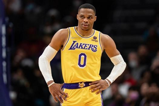 广岛前锋：亚冠与J联赛在身体对抗、速度等方面有很大区别（广岛前锋：亚冠与J联赛在对抗强度和节奏上差异显著）