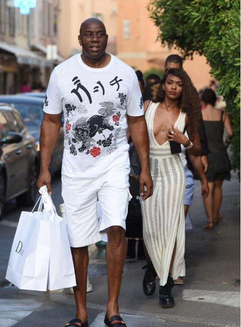 教练关键轮换引发赛后讨论（关键时刻的用人选择引发赛后热议）