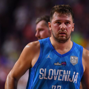 中国女足客战英格兰女足：邵子钦、王妍雯首发，王爱芳出战（中国女足客场挑战英格兰女足：邵子钦、王妍雯首发，王爱芳出场）