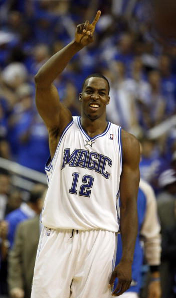 勇士双巨53分复仇太阳！库里连中关键球 追梦遭驱逐菜鸟20分立功（勇士双核合砍53分雪耻太阳！库里连中关键球 追梦被驱逐 新秀20分建功）